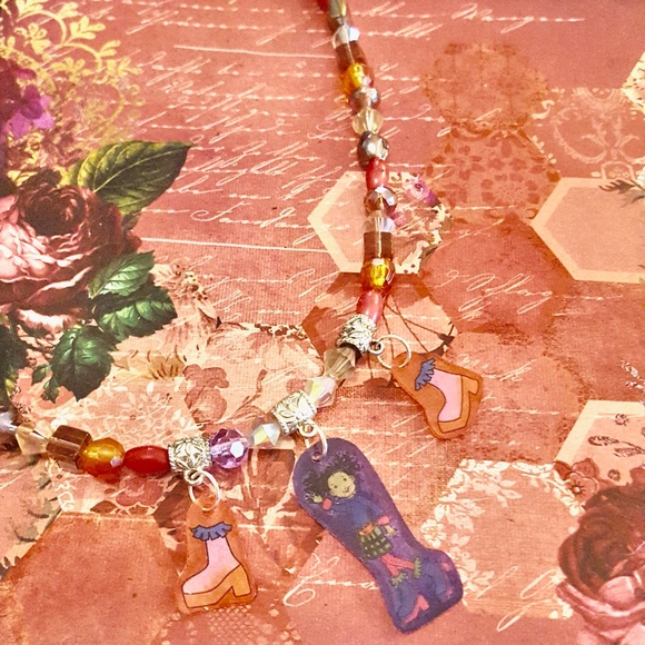 Groovy Girls Shrinkalicious Charm Pendant Floral Beaded Necklace - Picture 1 of 6